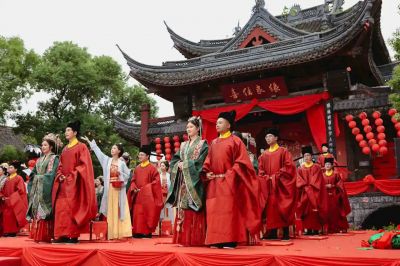 家国同庆 见证幸福! k8凯发天生赢家医药程明郭晶夫妻参加绍兴市青年人才水上集体婚礼